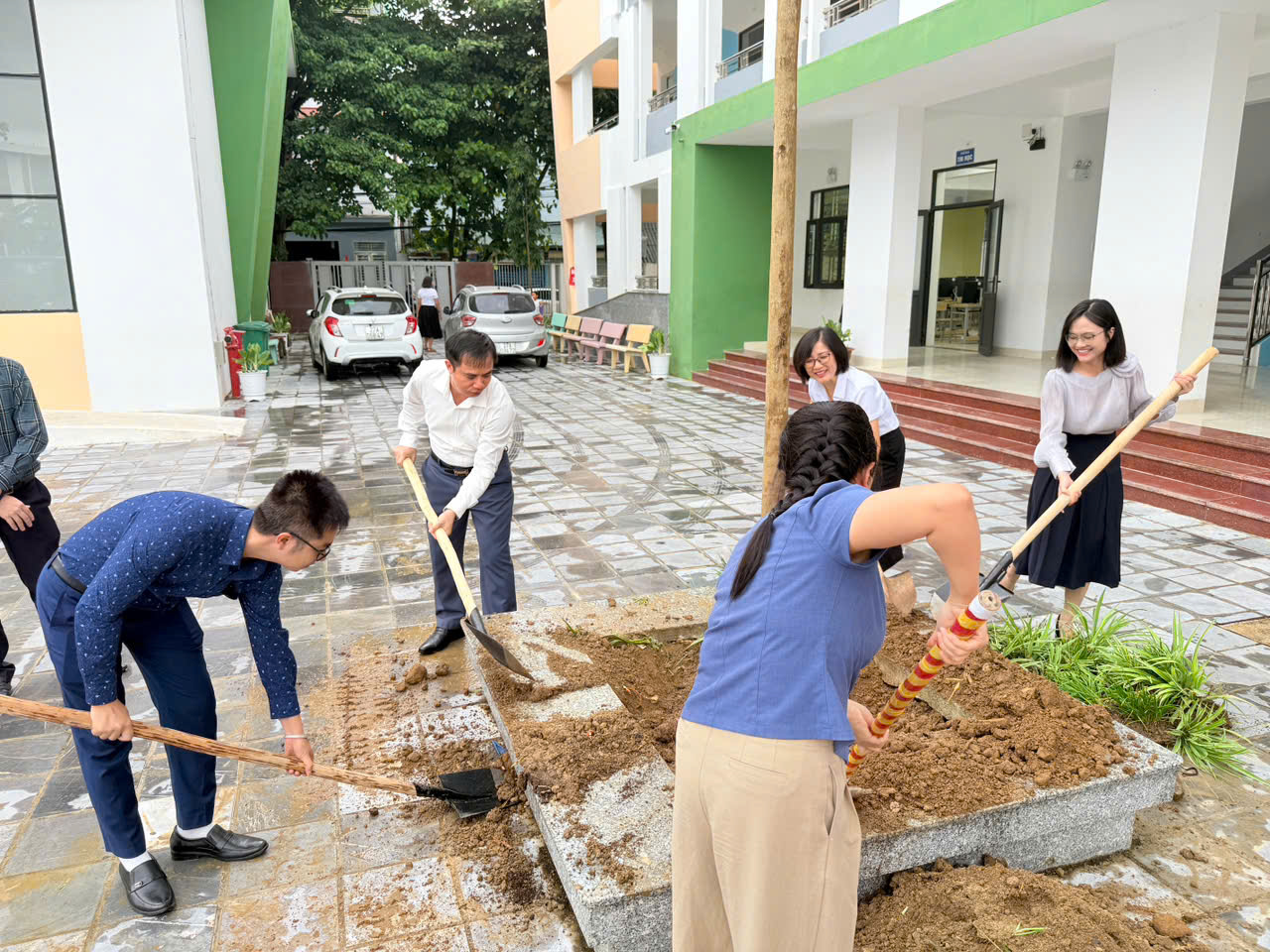 LÃNH ĐẠO PHƯỜNG ĐẾN THĂM VÀ TRỒNG CÂY LƯU NIỆM