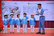 Trao tặng mũ bảo hiểm cho học sinh lớp Một